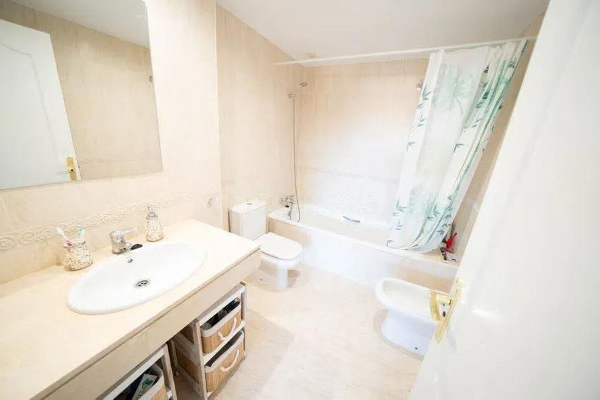 Apartamentos de 2 dormitorios en venta en Calahonda – R5016934