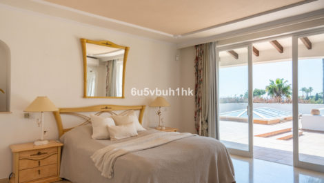 Villas de 5 dormitorios en venta en Calahonda – R5335168