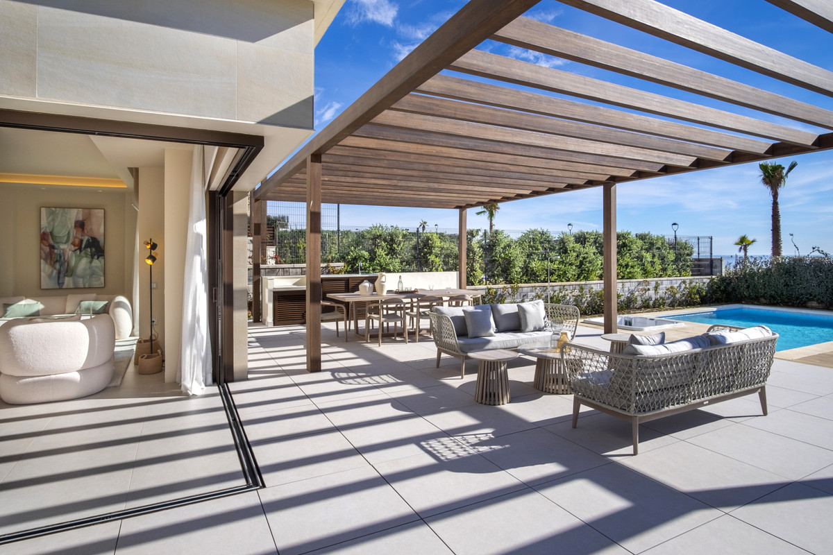 5 bedroom Villas for sale in Nueva Milla de Oro – R4709578