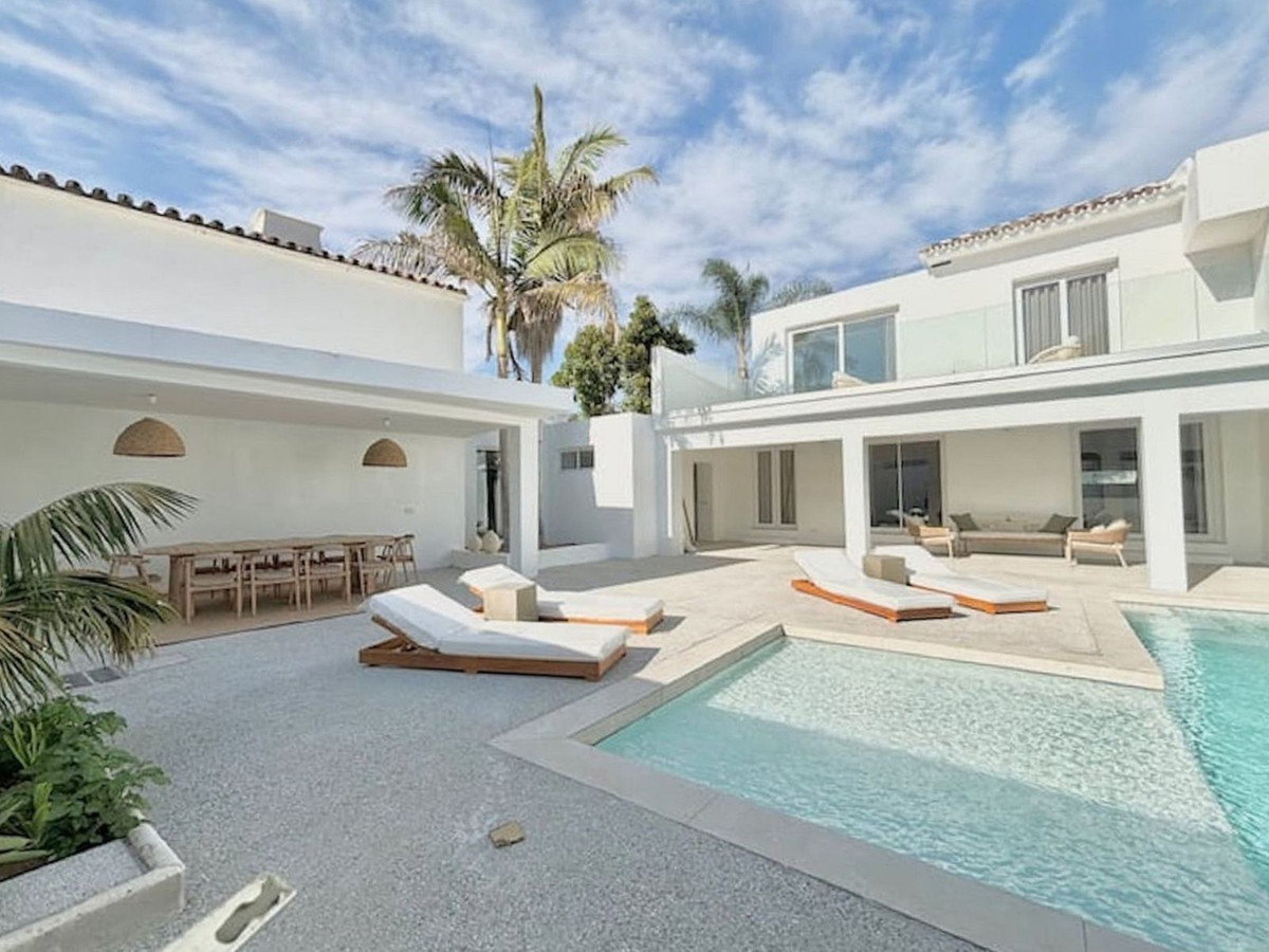 6 bedroom Villas for sale in Marbella – R5317543