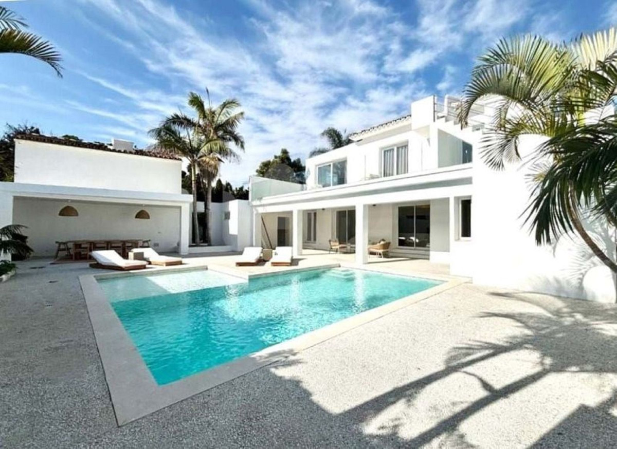 6 bedroom Villas for sale in Marbella – R5317543