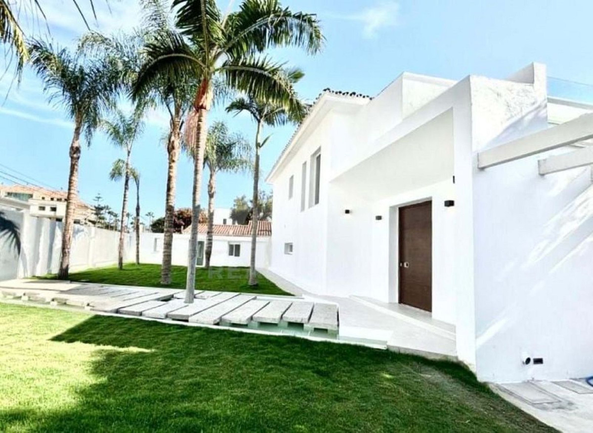 6 bedroom Villas for sale in Marbella – R5317543