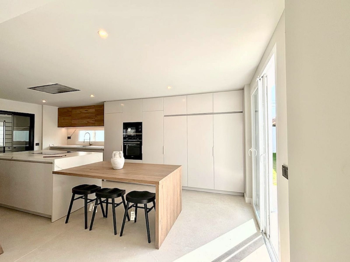 6 bedroom Villas for sale in Marbella – R5317543