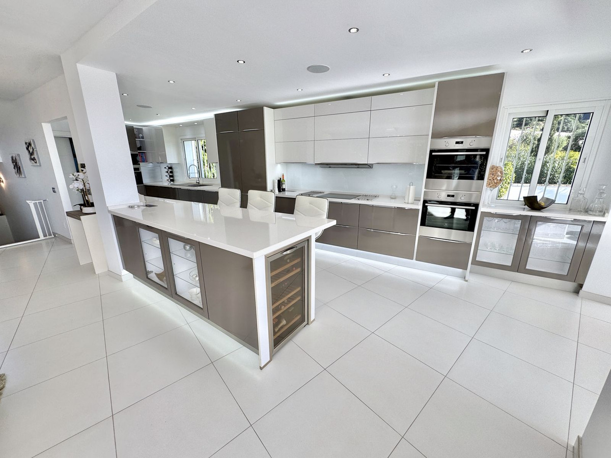 5 bedroom Villas for sale in Calahonda – R5319469