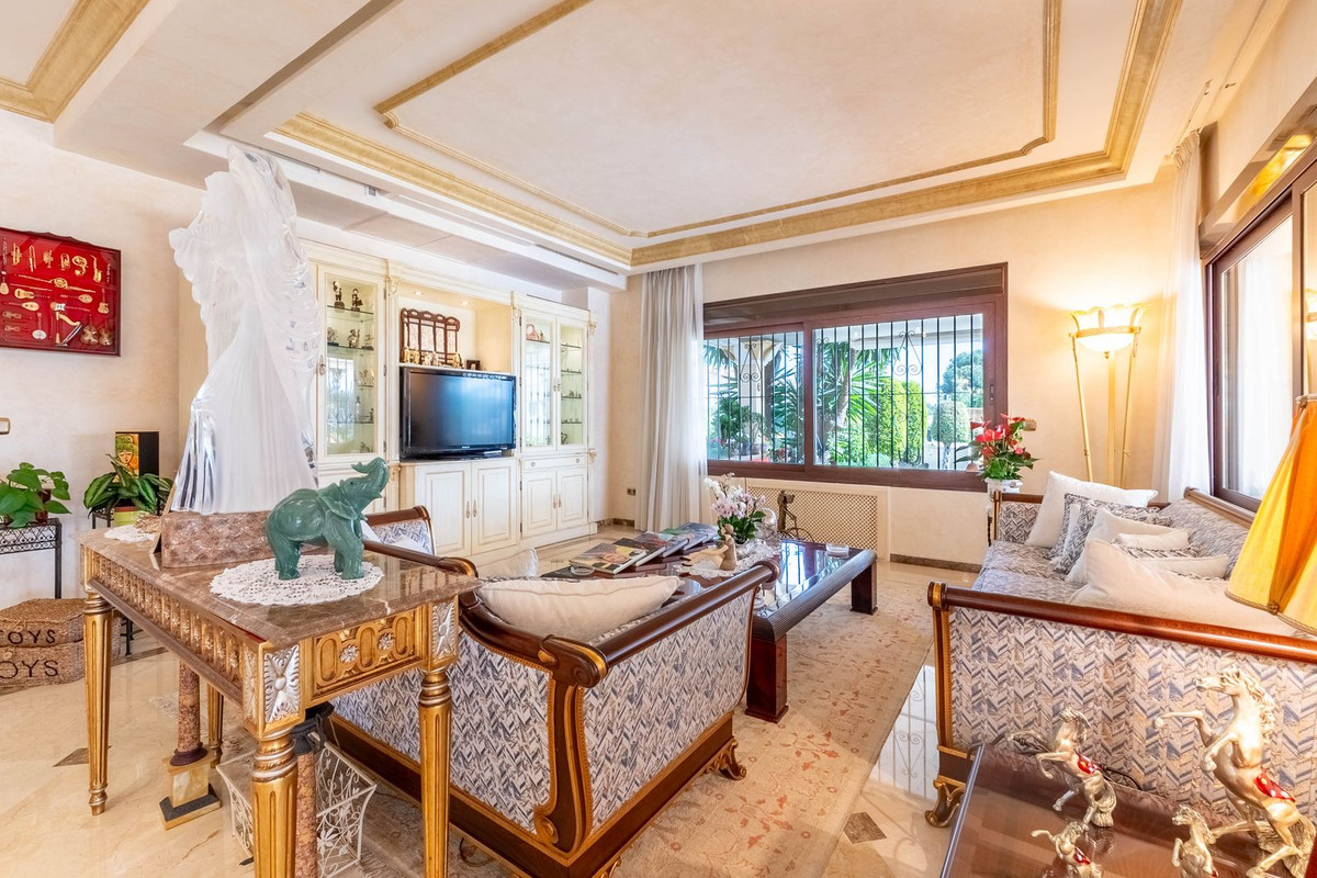 7 bedroom Villas for sale in Los Monteros – R5309152