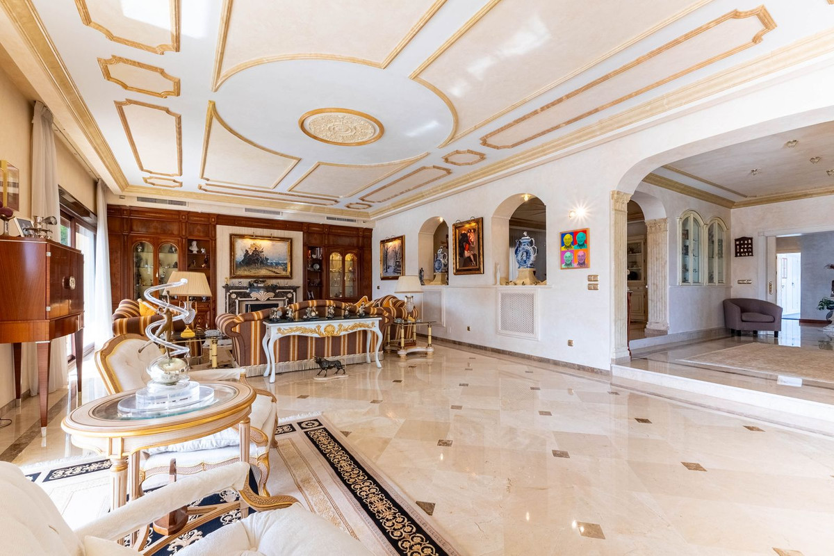 7 bedroom Villas for sale in Los Monteros – R5309152