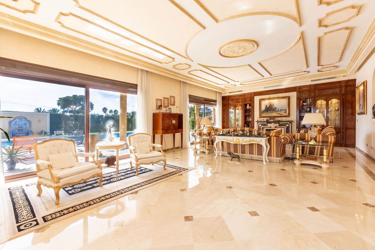 7 bedroom Villas for sale in Los Monteros – R5309152