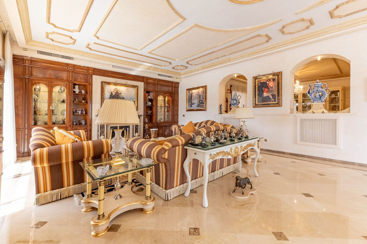 7 bedroom Villas for sale in Los Monteros – R5309152