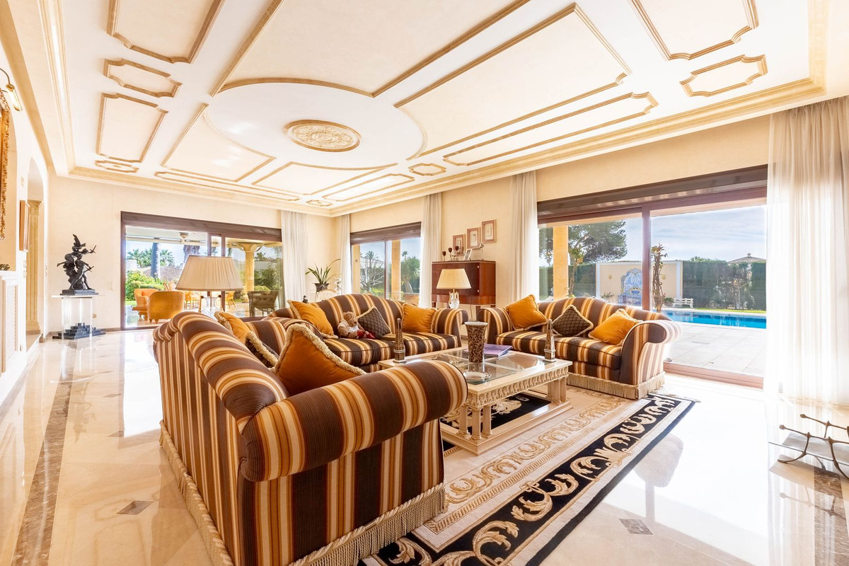 7 bedroom Villas for sale in Los Monteros – R5309152