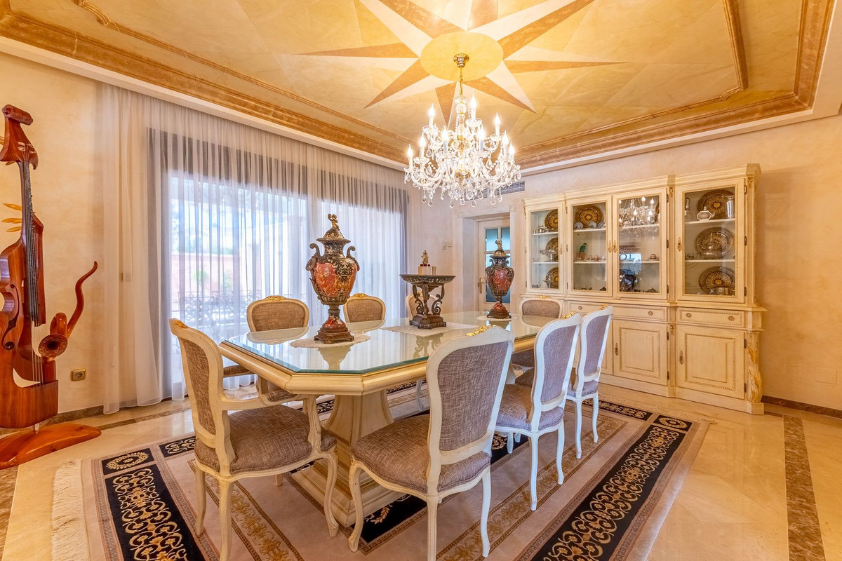 7 bedroom Villas for sale in Los Monteros – R5309152