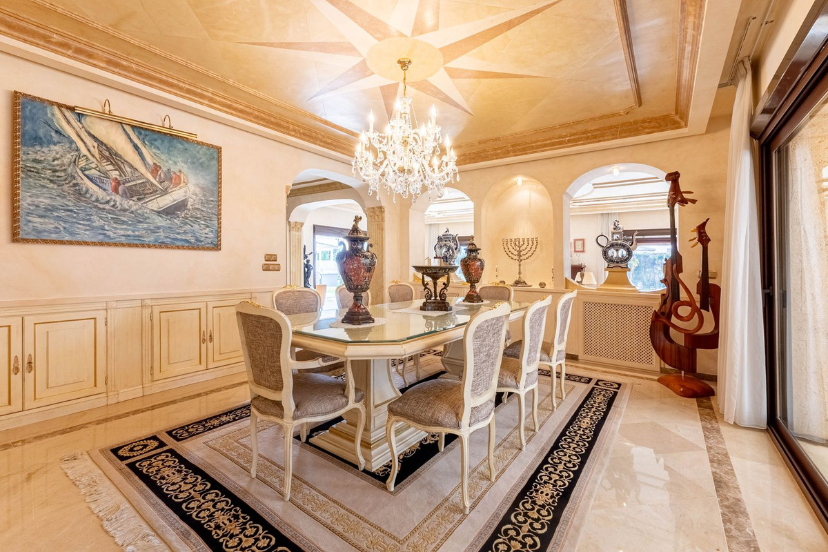 7 bedroom Villas for sale in Los Monteros – R5309152