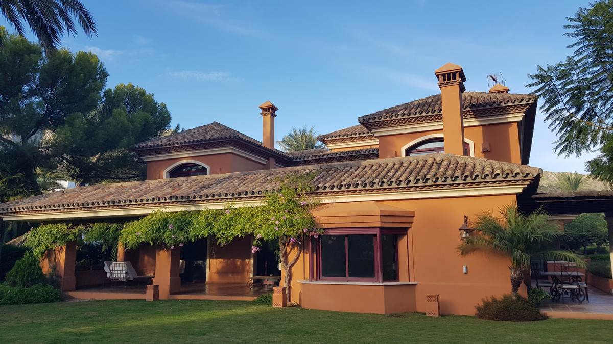 Villas de 4 dormitorios en venta en Sierra Blanca – R3743206