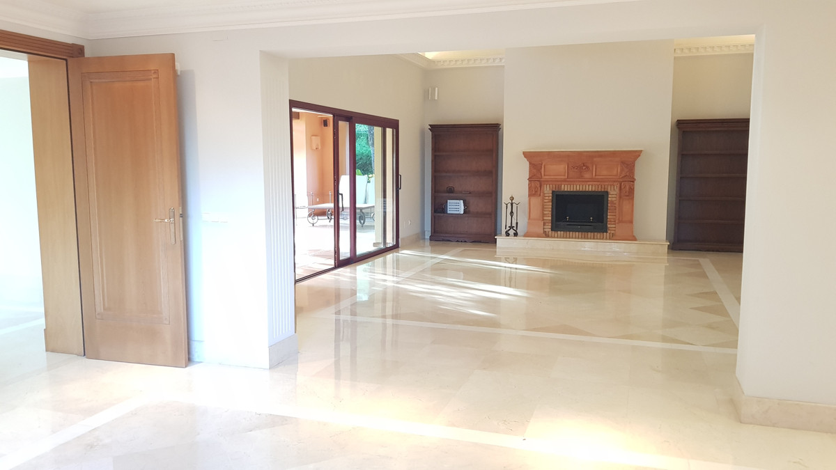 Villas de 4 dormitorios en venta en Sierra Blanca – R3743206