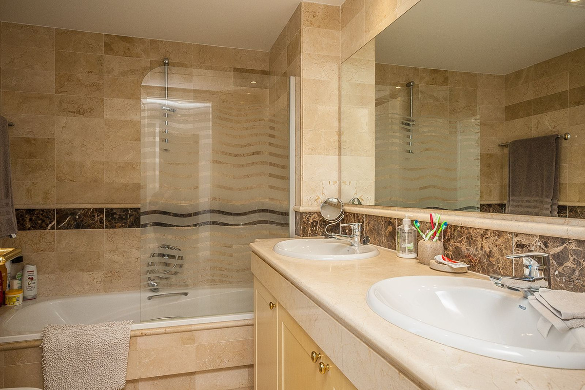 3 bedroom Apartments for sale in Elviria Hills – R5318860