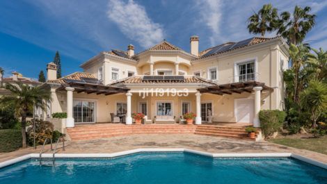 Villa de 4 dormitorios en venta en Elviria – R5319091