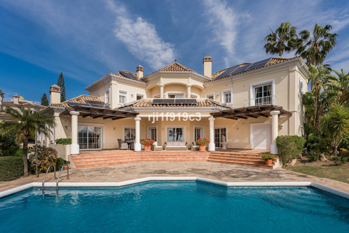 4 bedroom Villas for sale in Elviria – R5319091