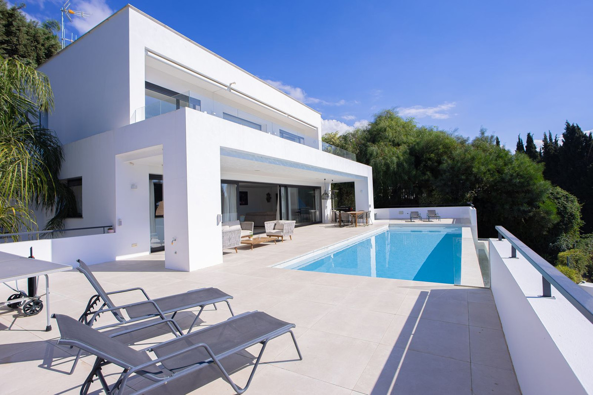 6 bedroom Villas for sale in Marbella – R5150449