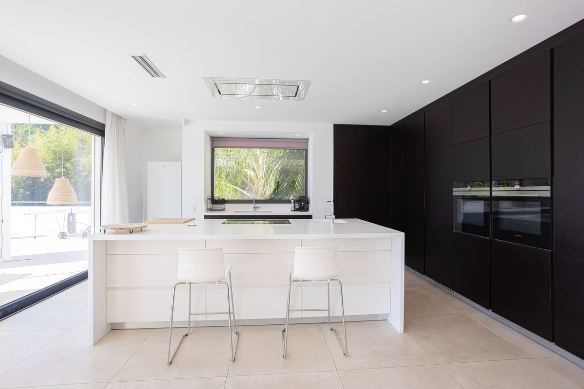 6 bedroom Villas for sale in Marbella – R5150449