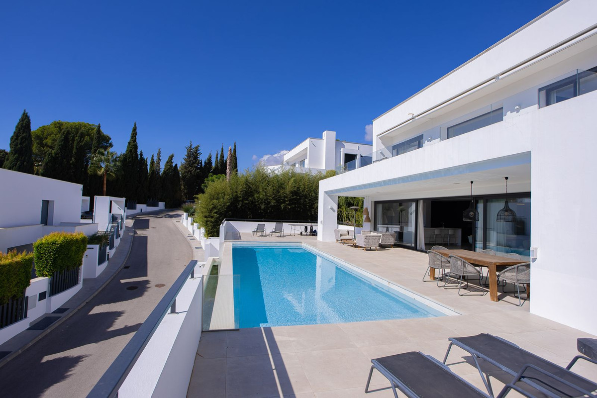 6 bedroom Villas for sale in Marbella – R5150449