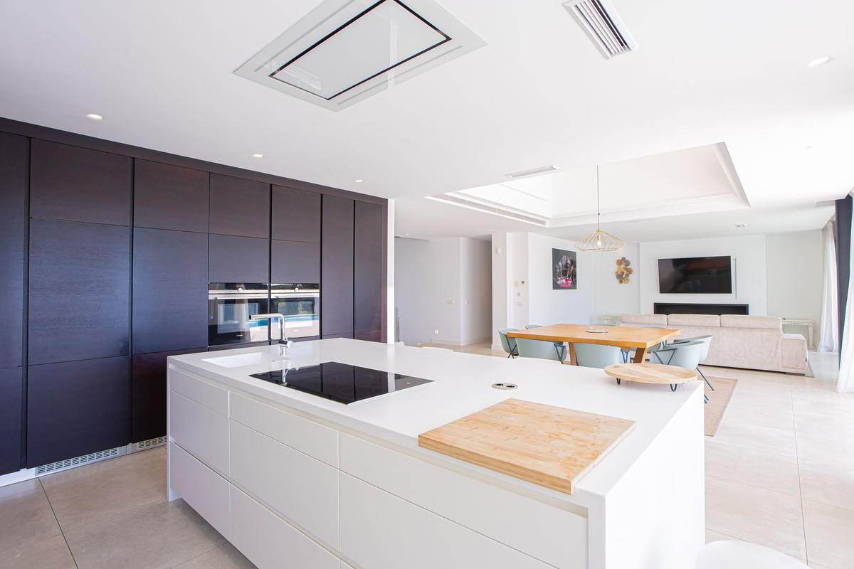 6 bedroom Villas for sale in Marbella – R5150449