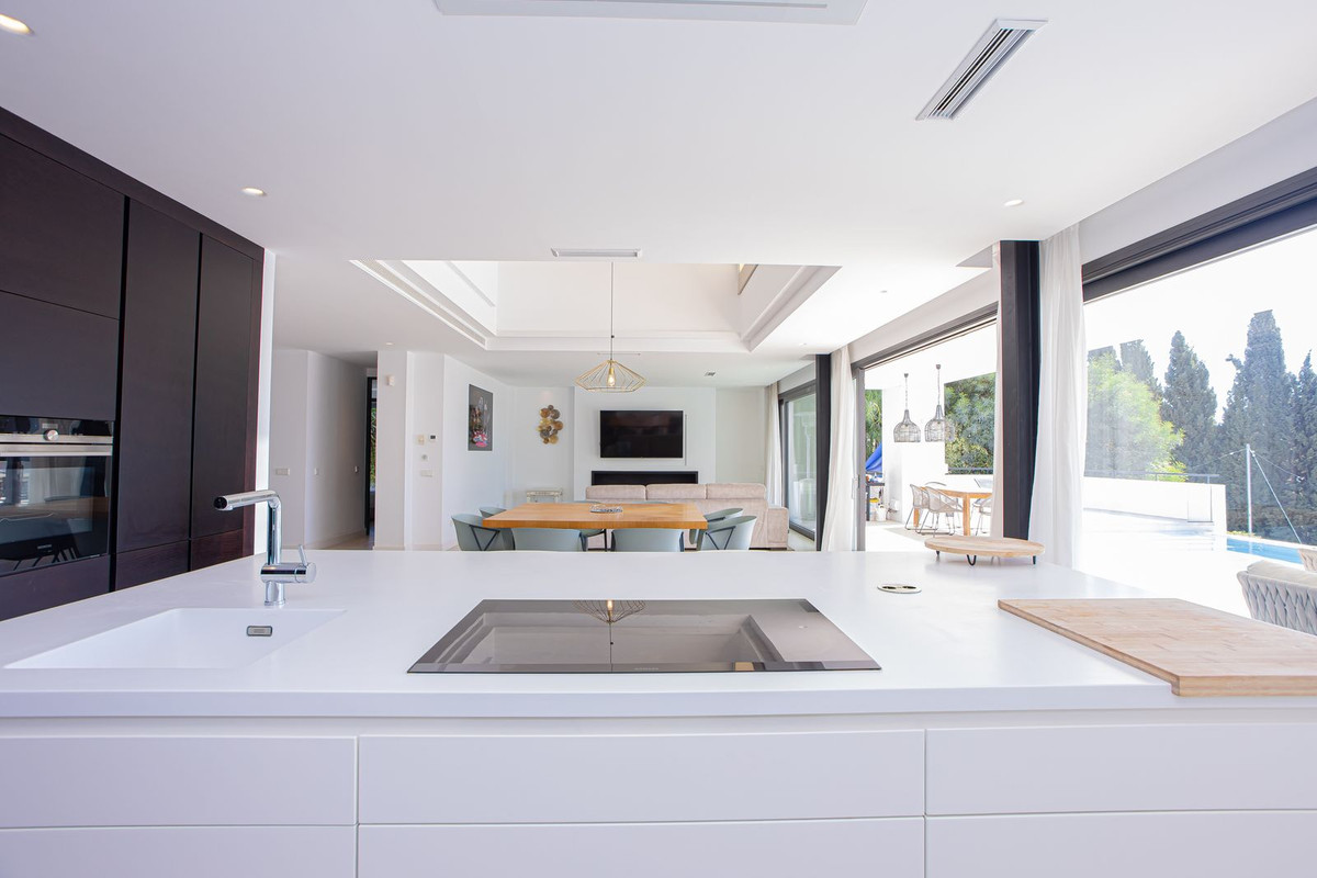 6 bedroom Villas for sale in Marbella – R5150449