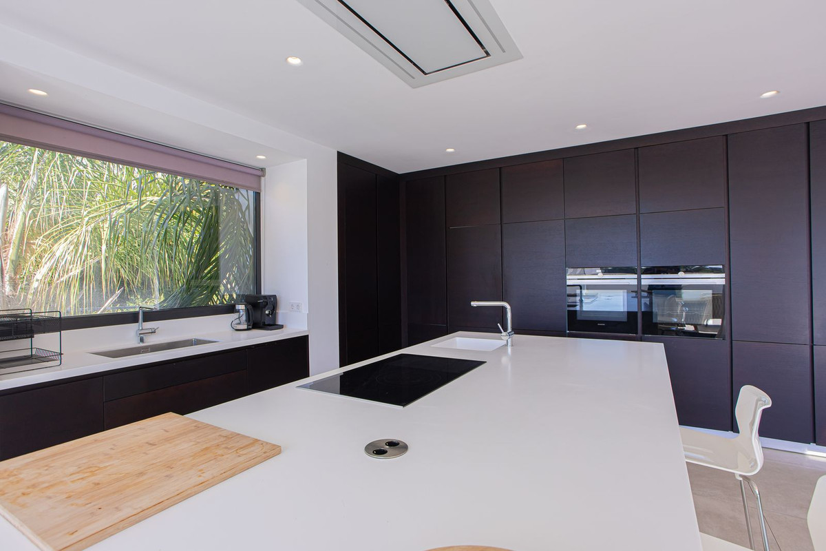 6 bedroom Villas for sale in Marbella – R5150449