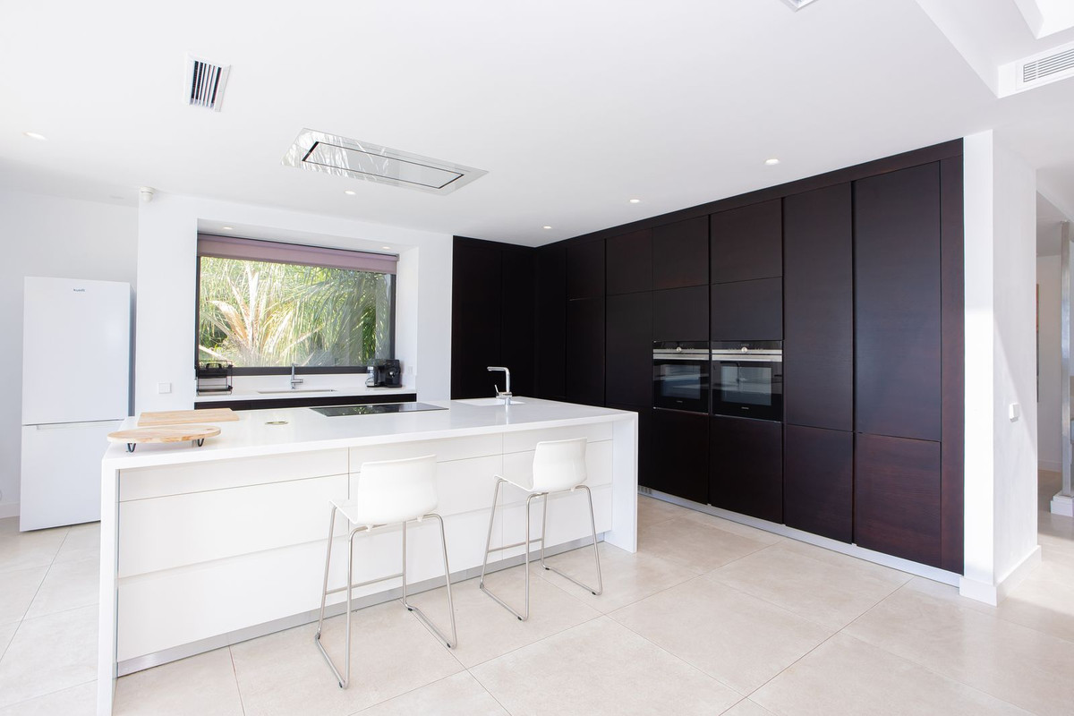 6 bedroom Villas for sale in Marbella – R5150449