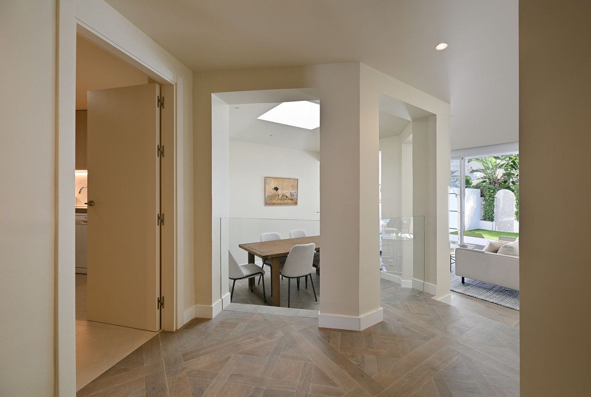 Apartamentos de 4 dormitorios en venta en Elviria – R5293117