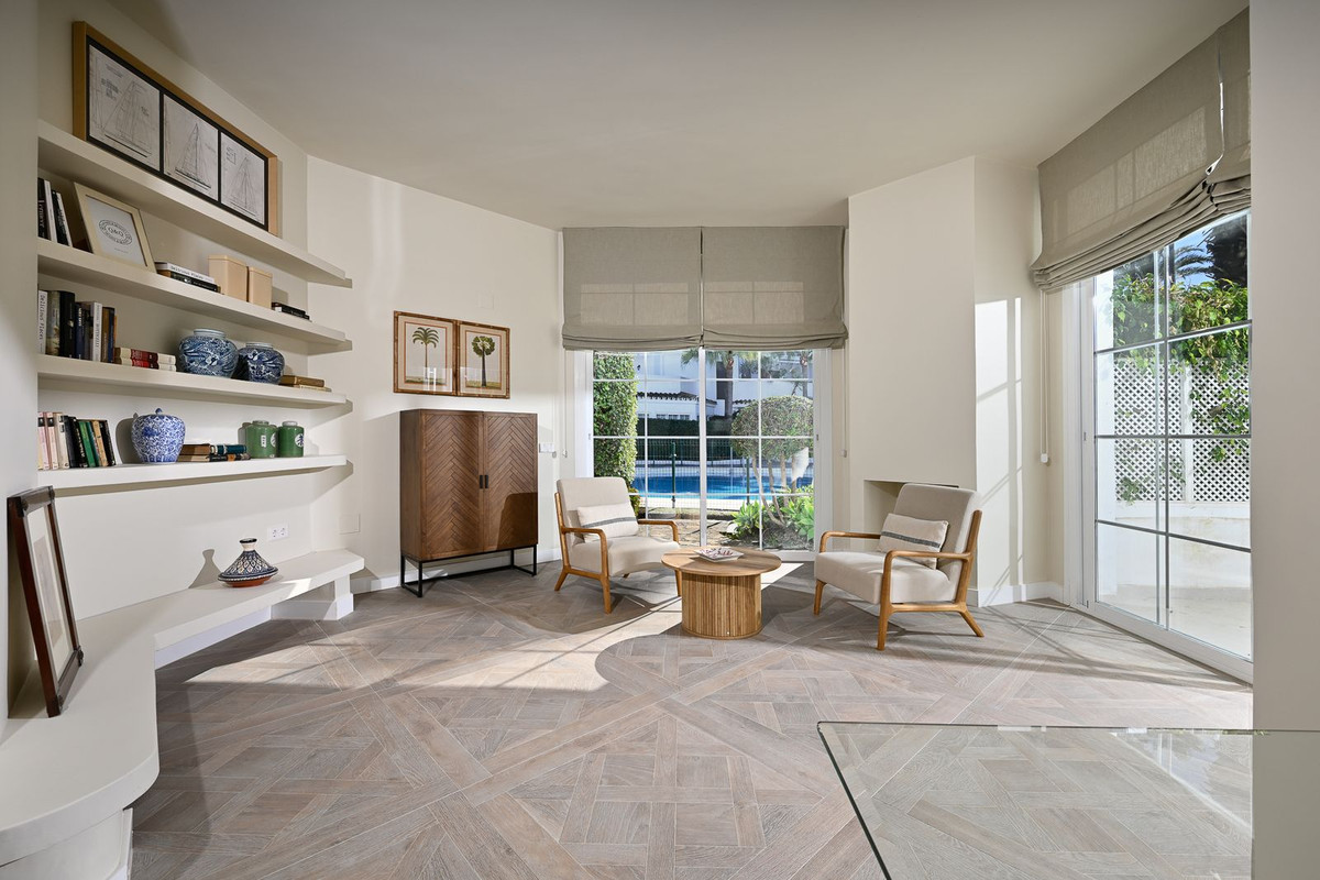 Apartamentos de 4 dormitorios en venta en Elviria – R5293117