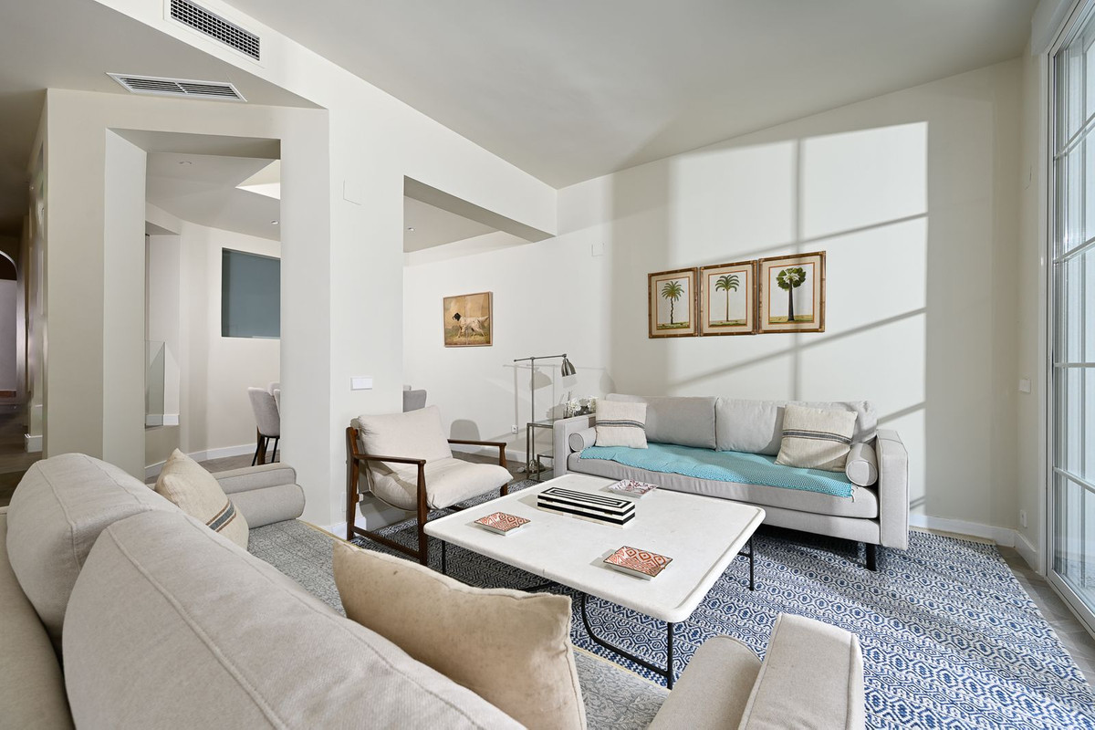 Apartamentos de 4 dormitorios en venta en Elviria – R5293117