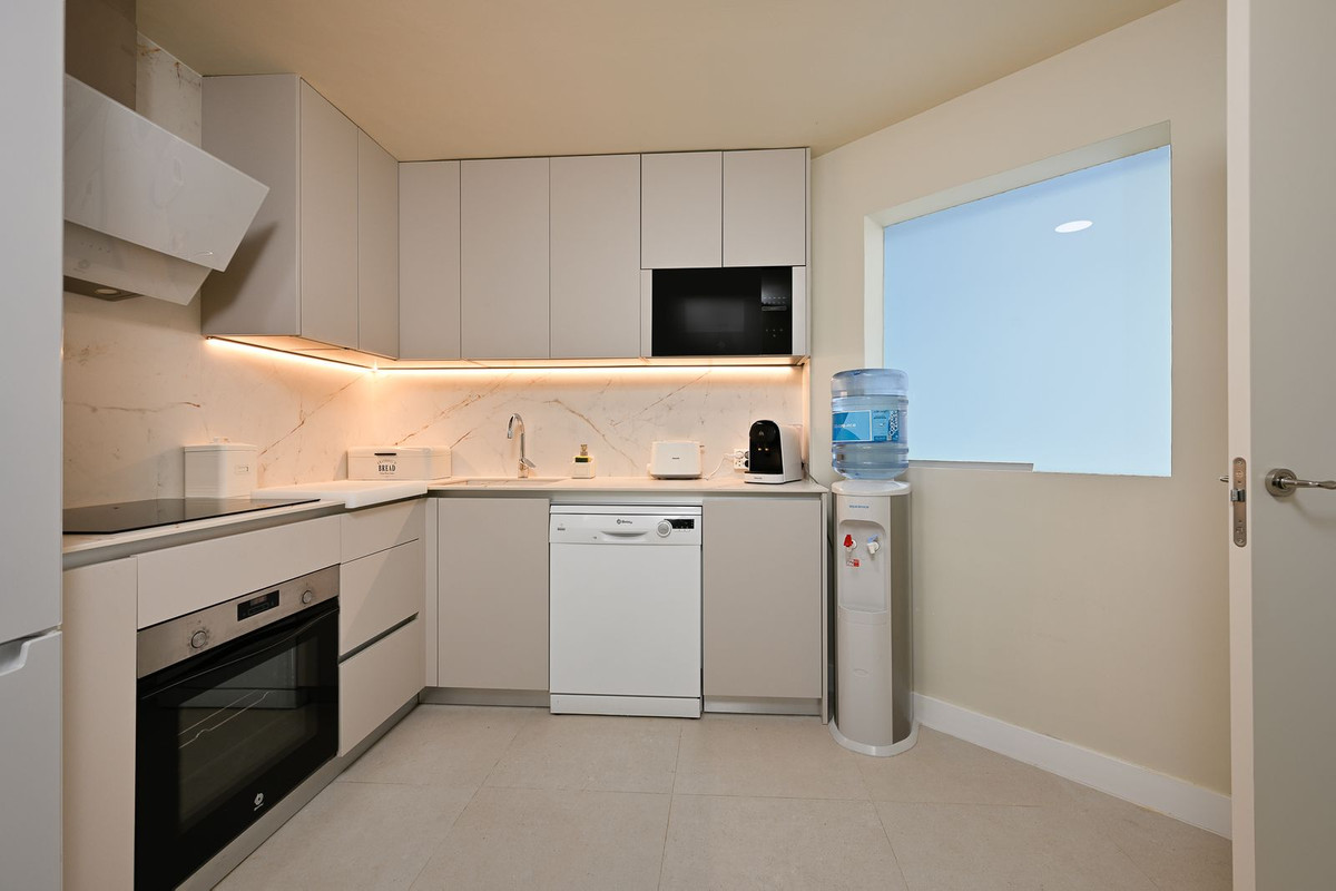 Apartamentos de 4 dormitorios en venta en Elviria – R5293117