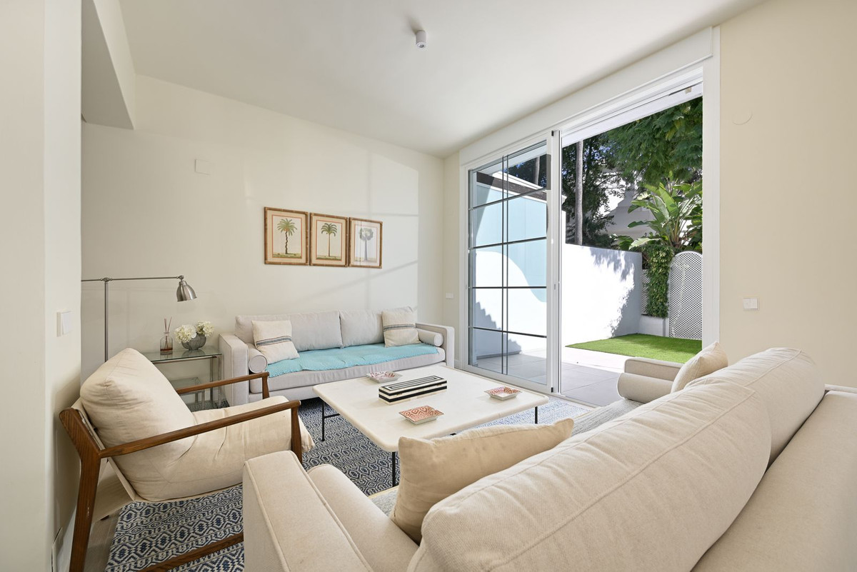 Apartamentos de 4 dormitorios en venta en Elviria – R5293117