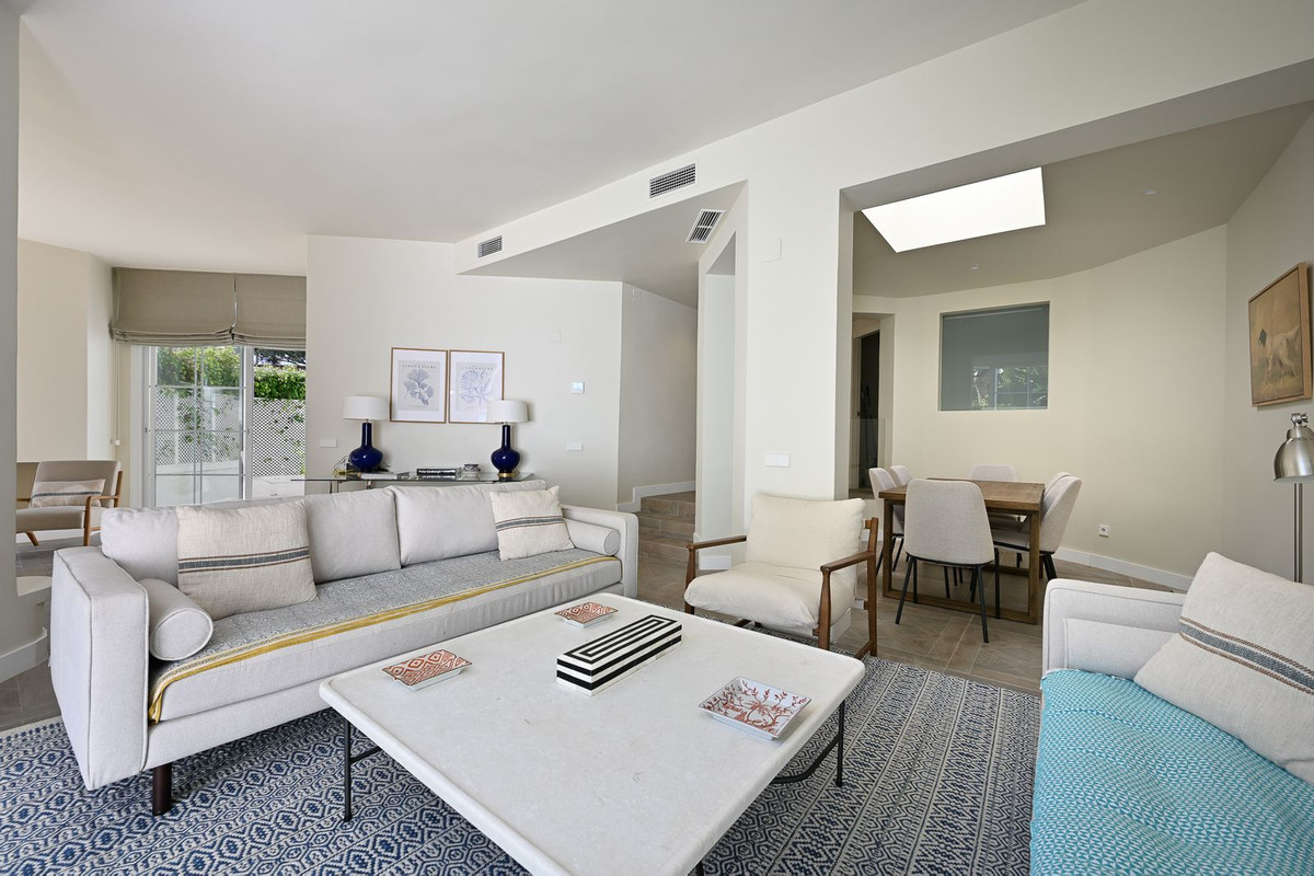 Apartamentos de 4 dormitorios en venta en Elviria – R5293117