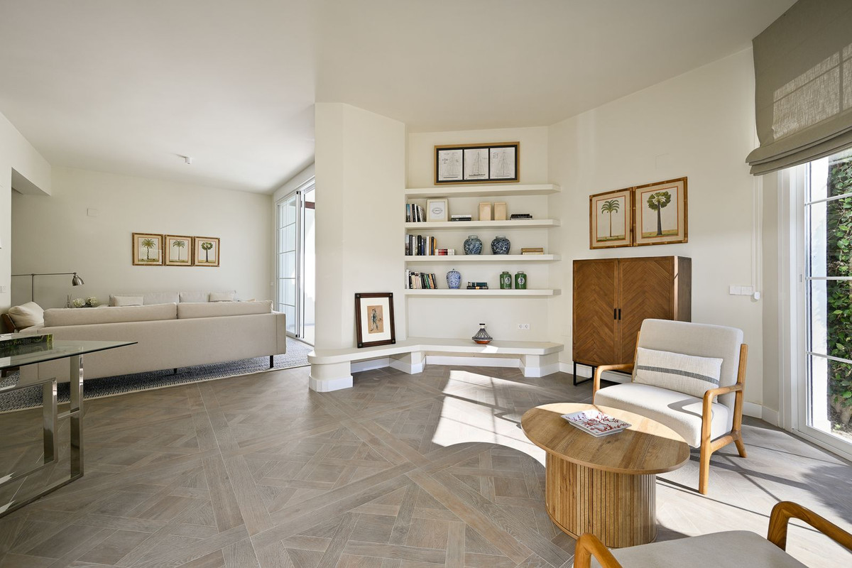 Apartamentos de 4 dormitorios en venta en Elviria – R5293117