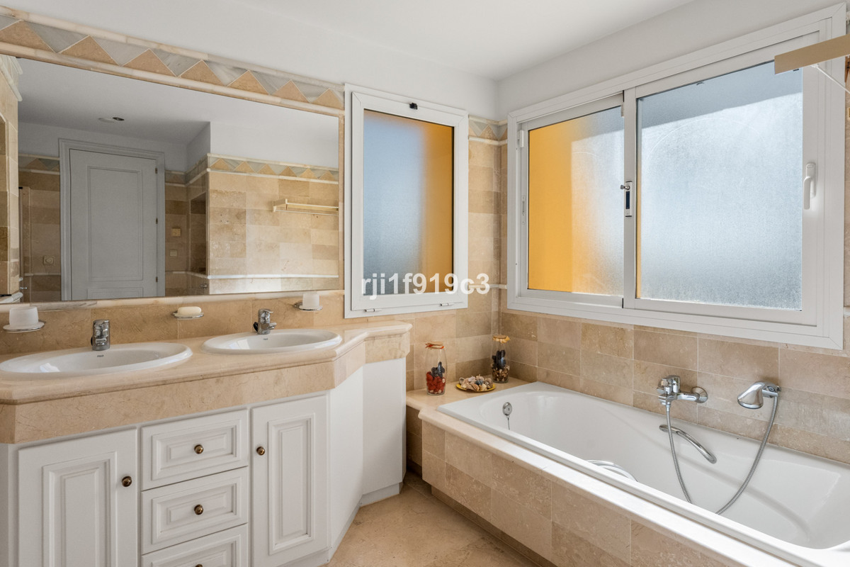 3 bedroom Apartments for sale in Elviria Hills – R5320297