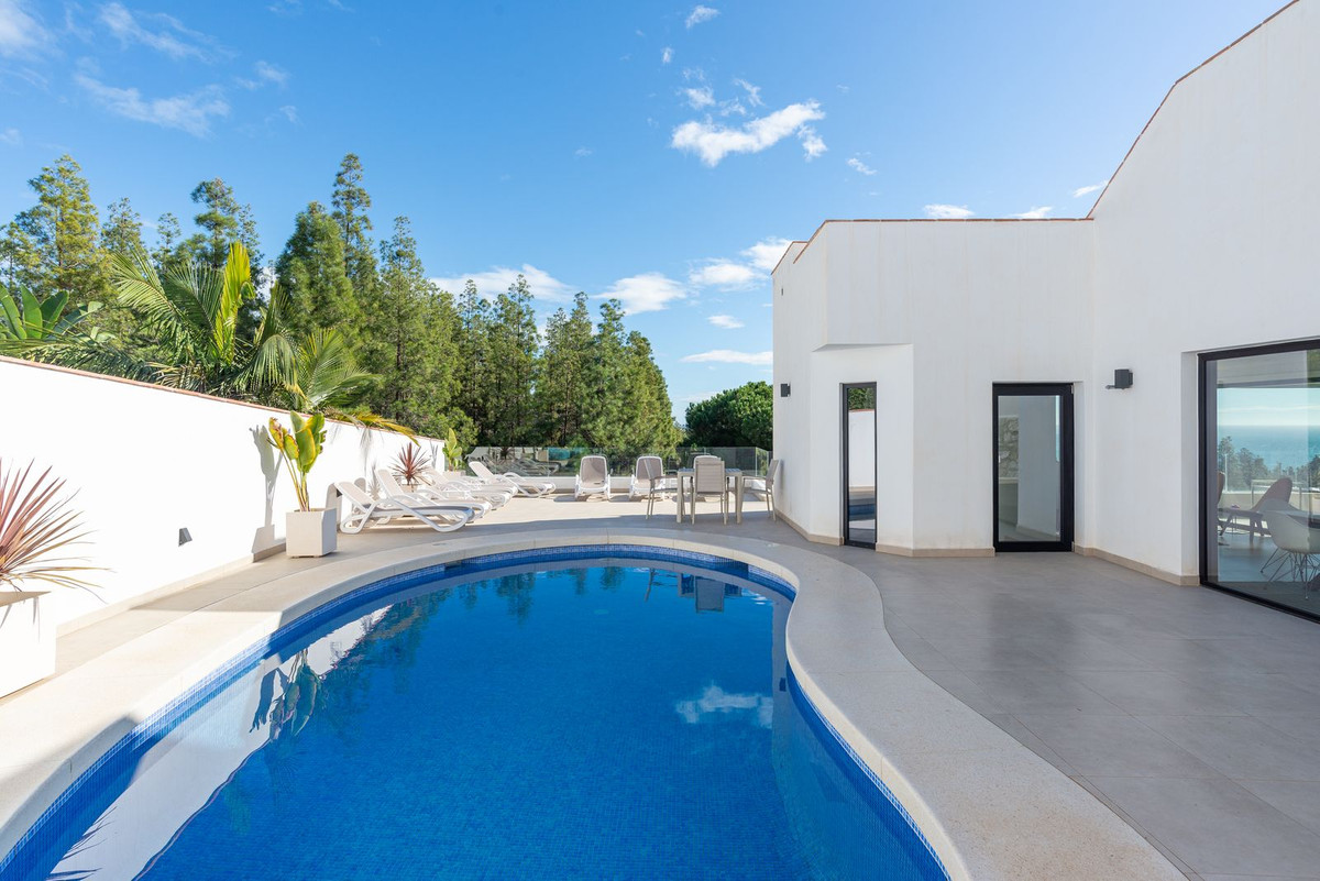 Villas de 6 dormitorios en venta en La Cala de Mijas – R5286430