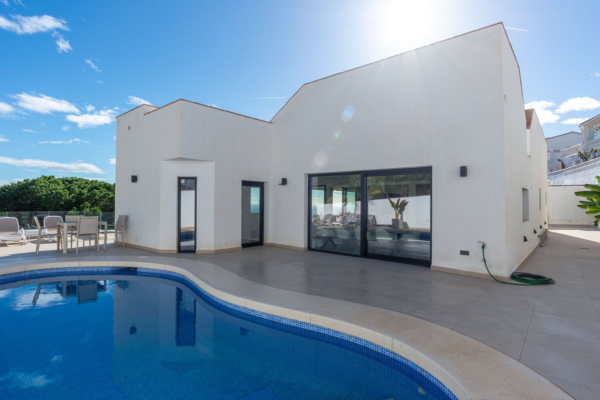 Villas de 6 dormitorios en venta en La Cala de Mijas – R5286430