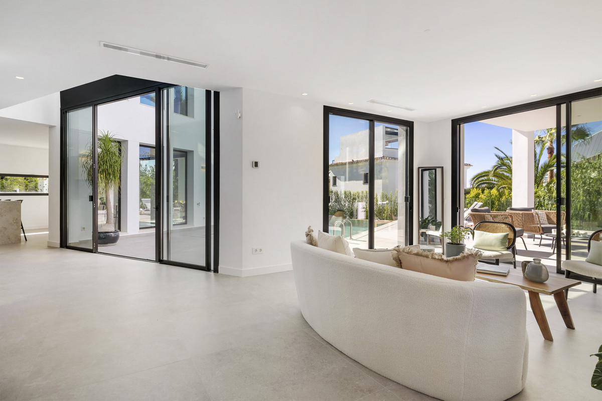 5 bedroom Villas for sale in Marbesa – R5245474 5 bedroom Villas for sale in Marbesa – R5245474