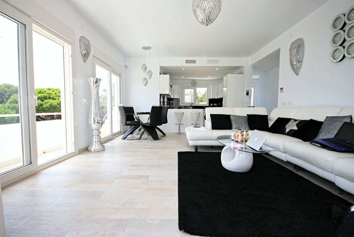 4 bedroom Villas for sale in La Cala de Mijas – R5229622