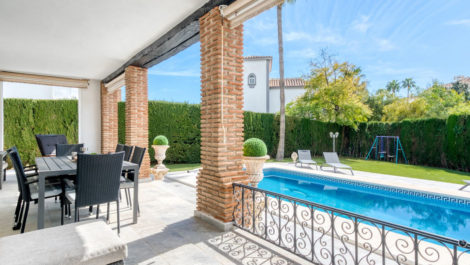 Villas de 4 dormitorios en venta en Calahonda – R5325064