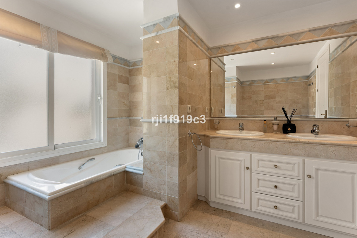 3 bedroom Apartments for sale in Elviria Hills – R5321299