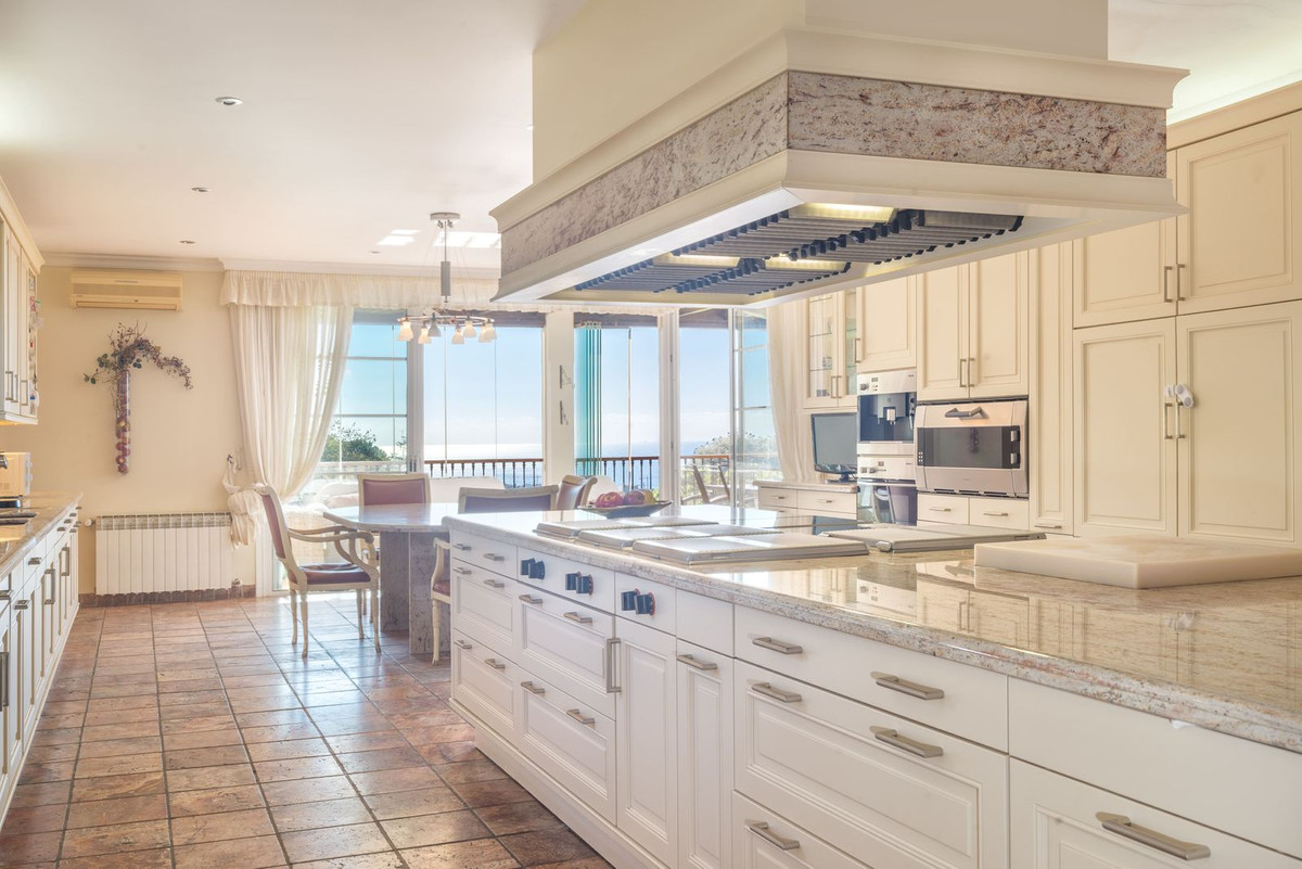 8 bedroom Villas for sale in Altos de los Monteros – R4248526