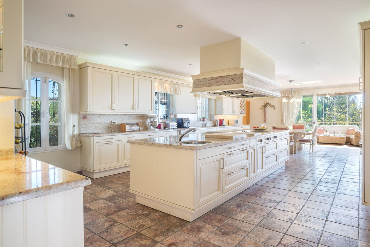 8 bedroom Villas for sale in Altos de los Monteros – R4248526