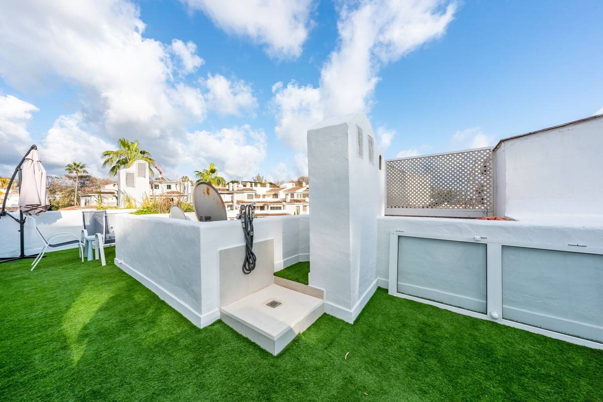 Aticos de 2 dormitorios en venta en Elviria – R5342119