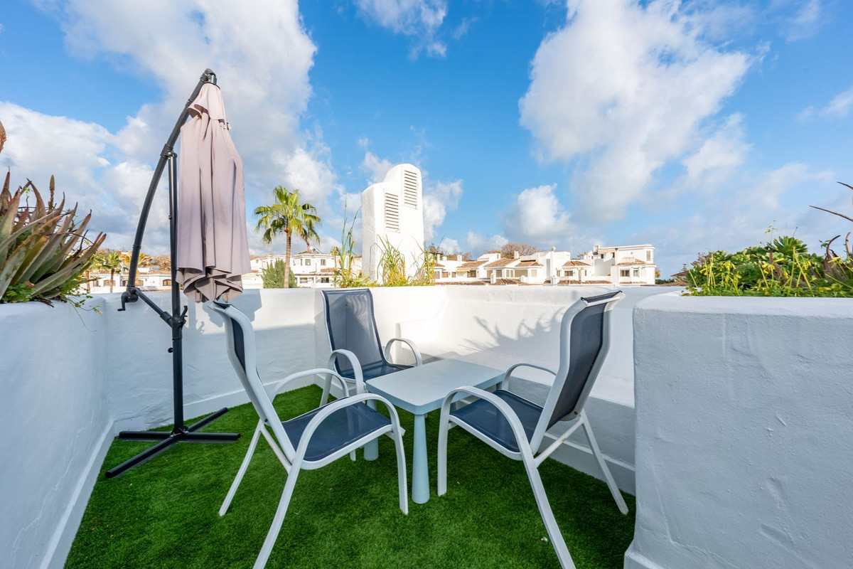 Aticos de 2 dormitorios en venta en Elviria – R5342119