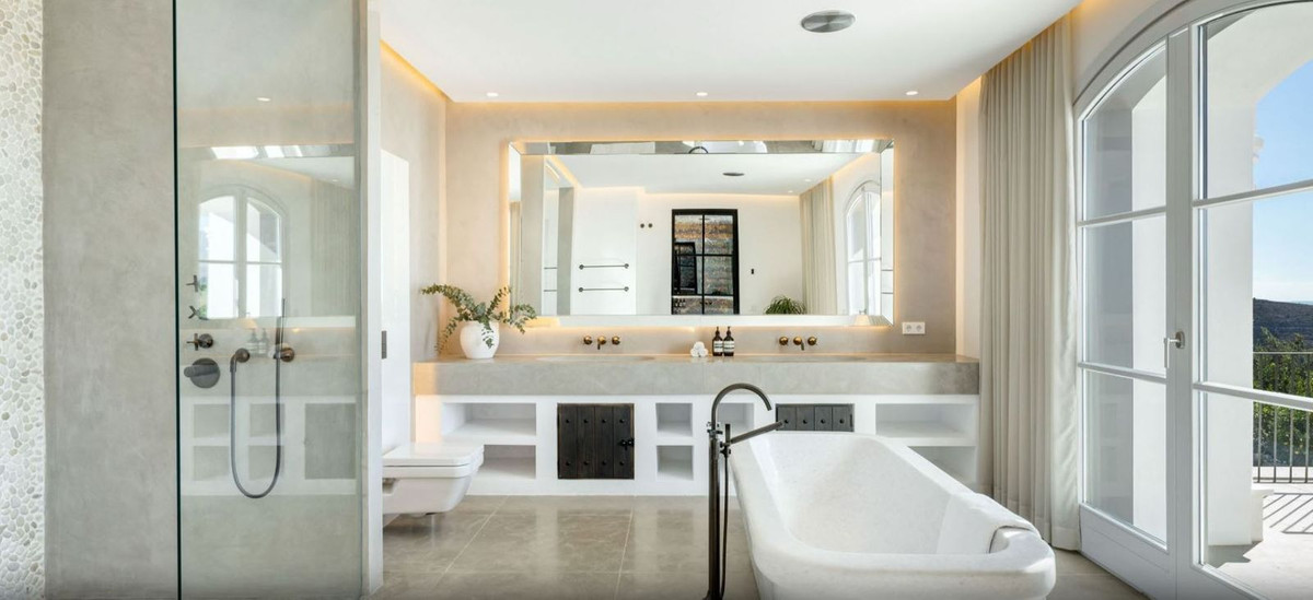 7 bedroom Villas for sale in Marbella – R5254003