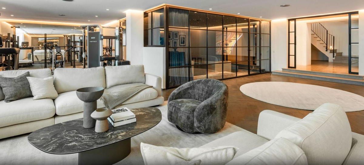 7 bedroom Villas for sale in Marbella – R5254003