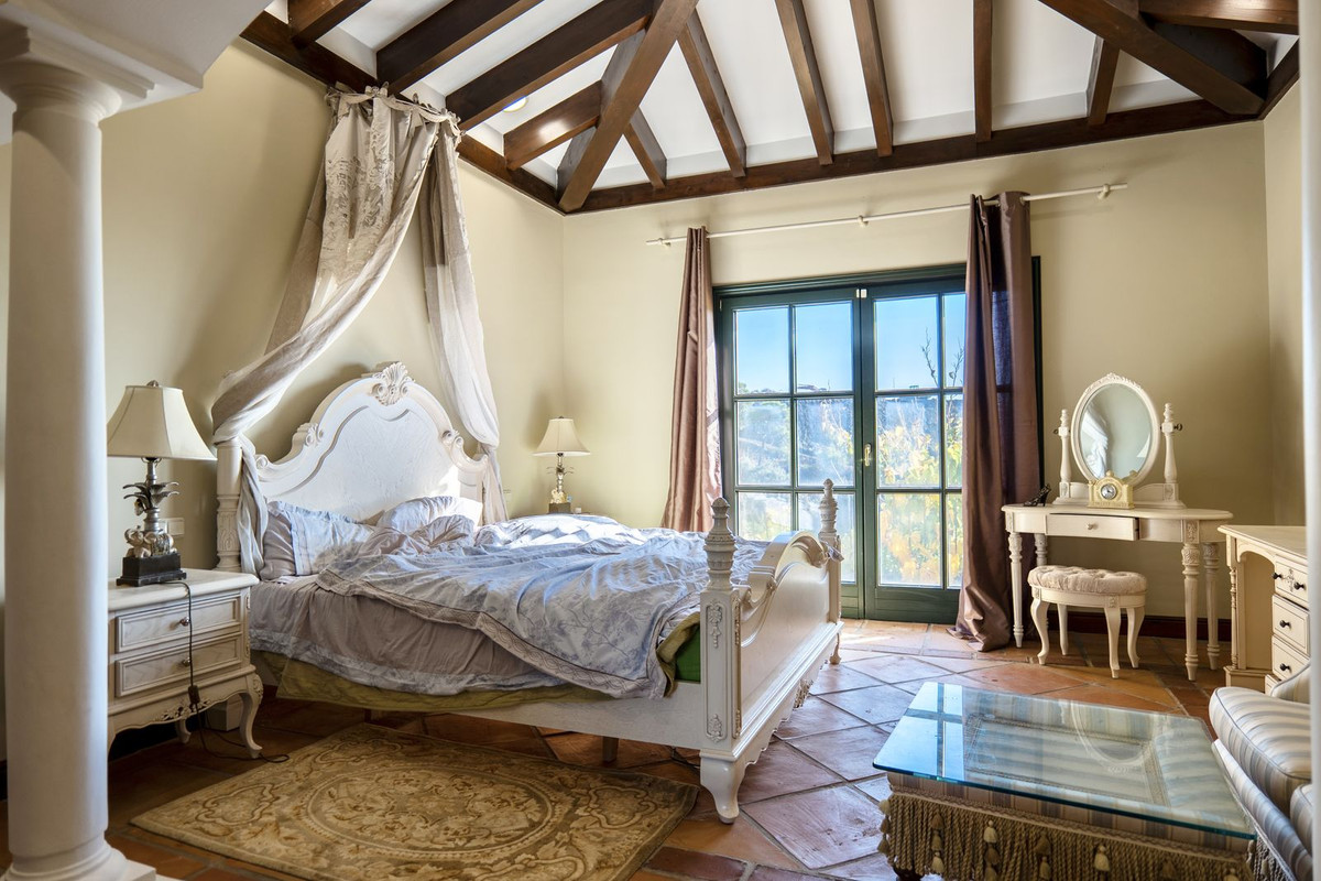 6 bedroom Villas for sale in La Zagaleta – R5335414