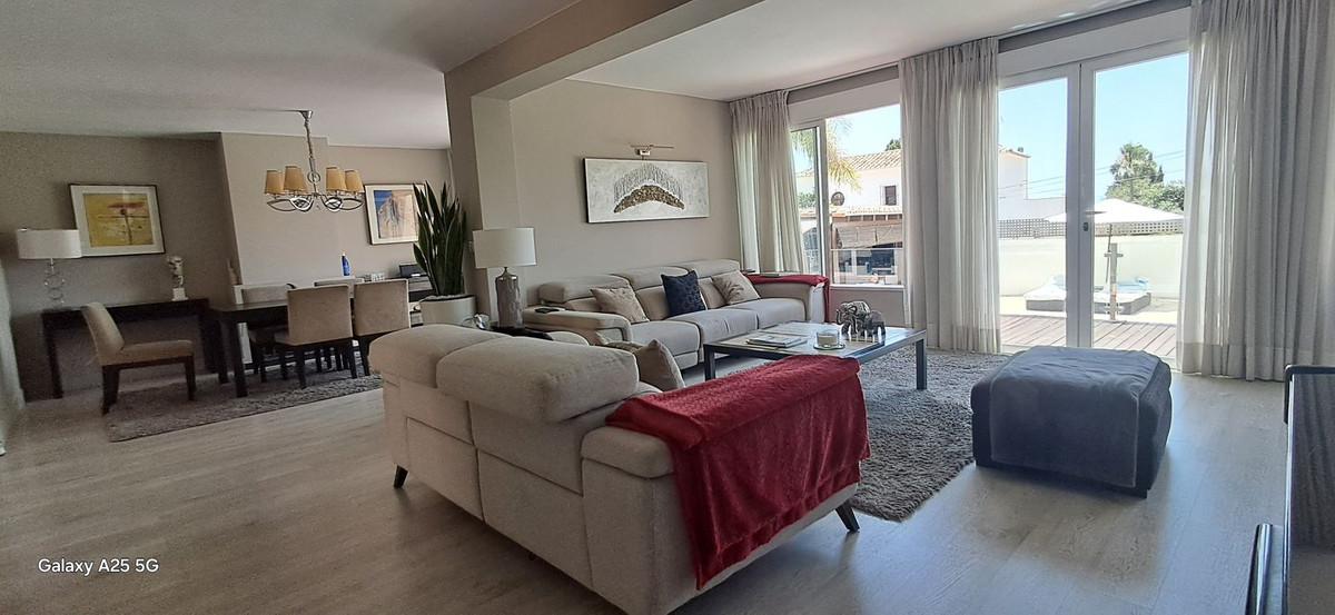 6 bedroom Villas for sale in Marbella – R5324446