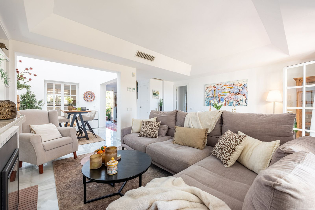 4 bedroom Townhouses for sale in Nueva Milla de Oro – R5319385